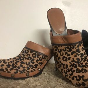 leopard print mules/clogs